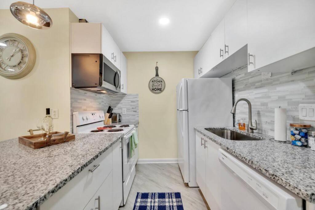 Cozy 2 Bedroom Duplex In Charlotte, Jacuzzi, Sleeps 6 Plus 2 Екстериор снимка