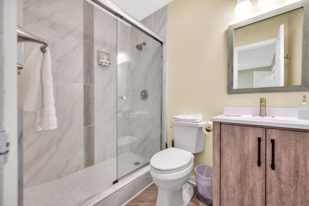 Cozy 2 Bedroom Duplex In Charlotte, Jacuzzi, Sleeps 6 Plus 2 Екстериор снимка
