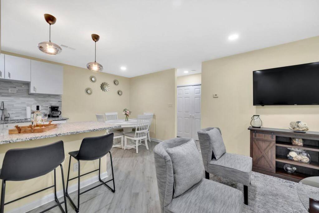 Cozy 2 Bedroom Duplex In Charlotte, Jacuzzi, Sleeps 6 Plus 2 Екстериор снимка