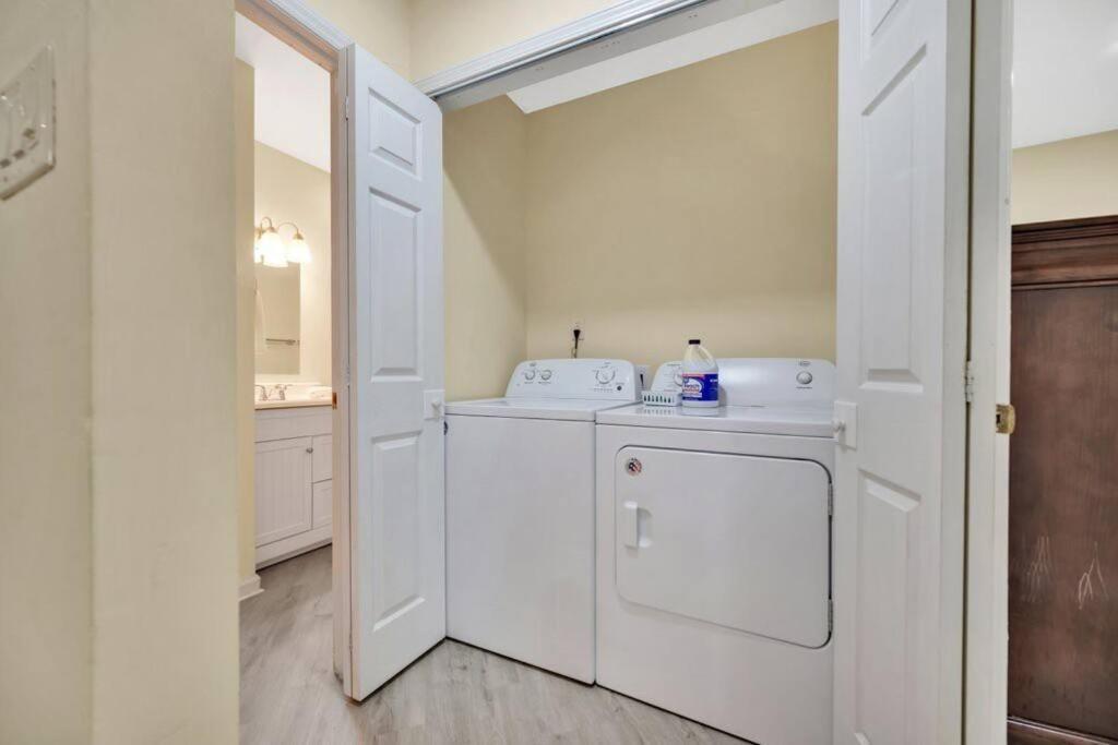 Cozy 2 Bedroom Duplex In Charlotte, Jacuzzi, Sleeps 6 Plus 2 Екстериор снимка