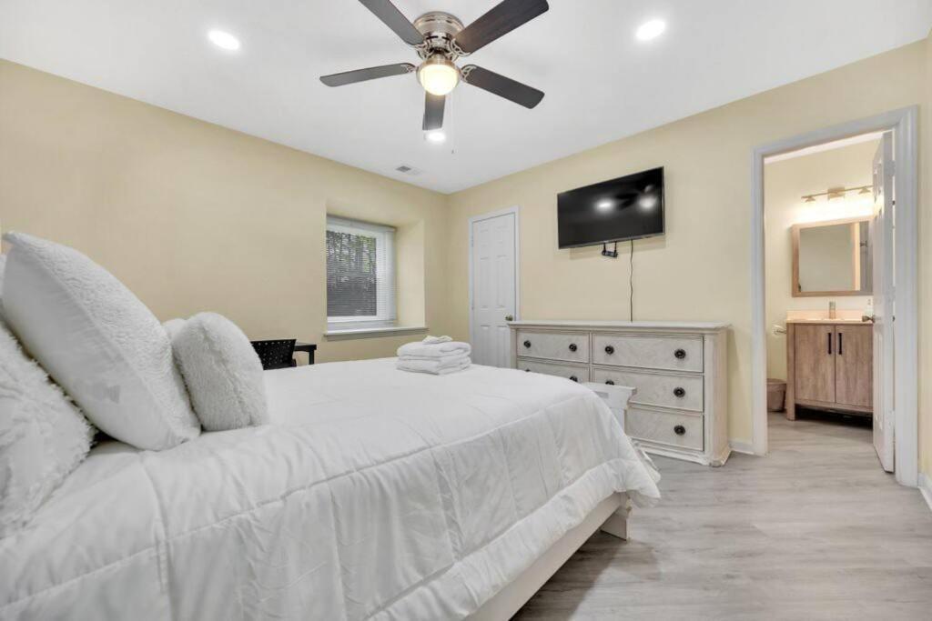 Cozy 2 Bedroom Duplex In Charlotte, Jacuzzi, Sleeps 6 Plus 2 Екстериор снимка